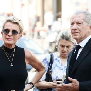 Sophie Davant et son compagnon William Leymergie - Arrivées aux obsèques de Philippe Labro en l'église de Saint-Germain-des-Prés à Paris le 13 juin 2025. © Dominique Jacovides - Christophe Clovis / Bestimage