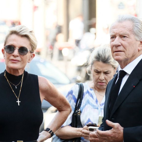 Sophie Davant et son compagnon William Leymergie - Arrivées aux obsèques de Philippe Labro en l'église de Saint-Germain-des-Prés à Paris le 13 juin 2025. © Dominique Jacovides - Christophe Clovis / Bestimage