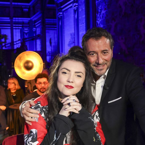 Ce dimanche 29 décembre 2024, l'animateur présentera le dernier volet de "L'invitation" sur Olympia TV. 


Exclusif - Hoshi, Bernard Montiel - Enregistrement de l'émission "L'Invitation", présentée par B.Montiel et diffusée le 29 décembre sur Olympia TV
© Jack Tribeca / Bestimage