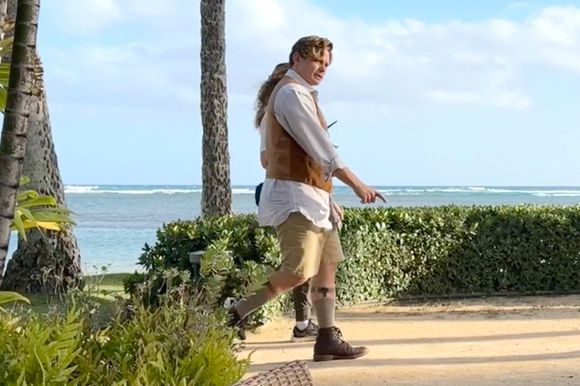 Le film live de Lilo & Stitch reprend son tournage après une interruption de 7 mois due à la grève du SAG. Maia Kealoha, qui joue Lilo, et Billy Magnussen, qui joue Pleakley, ont été vus en train de se coucher après avoir tourné une scène du film Disney tant attendu.  

Backgrid USA / Bestimage