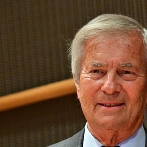 désormais contrôlé par le milliardaire Vincent Bolloré,

Vincent Bolloré auditionné par la Commission d'enquête sur la neutralité, le fonctionnement et le financement de l'audiovisuel public à l'Assemblée nationale à Paris, le 24 mars 2026.
© Christian Liewig / Bestimage