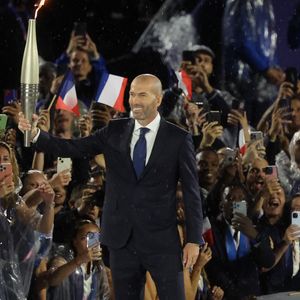 26 juillet 2024, Paris, Ile de France, France : Zidane est le premier porteur de la flamme à l'intérieur du stade du Trocadéro lors de la cérémonie d'ouverture des Jeux Olympiques de Paris 2024 au stade du Trocadéro à Paris, France (Image de crédit : © Mickael Chavet/ZUMA Press Wire)