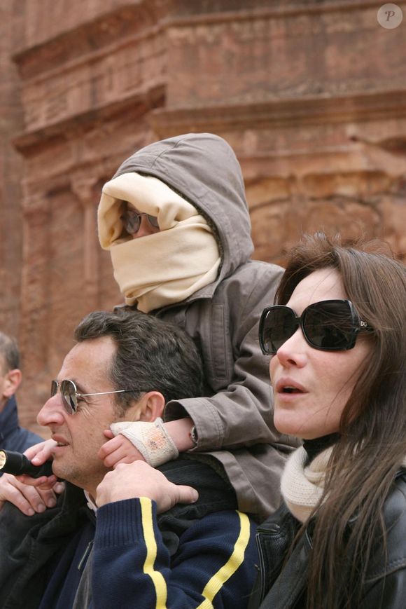 Nicolas Sarkozy, Carla Bruni, et Aurélien Enthoven à la cité antique de Petra, en Jordanie, le 5 janvier 2008.

Photo : Pool / ABACAPRESS.COM