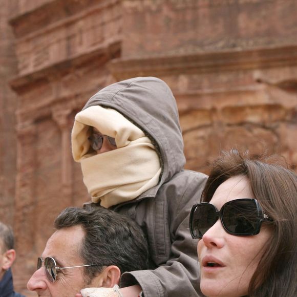 Nicolas Sarkozy, Carla Bruni, et Aurélien Enthoven à la cité antique de Petra, en Jordanie, le 5 janvier 2008.

Photo : Pool / ABACAPRESS.COM