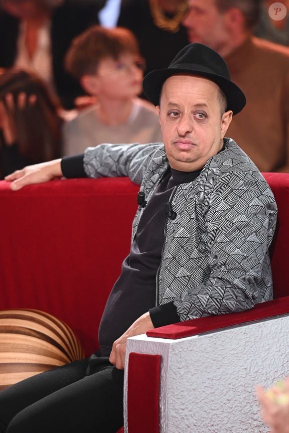 Dans la vie réelle, le physique atypique de l'acteur suscite souvent de fausses rumeurs.

Exclusif - Booder - Enregistrement de l'émission Vivement dimanche au studio Rive gauche , presentée par Michel Drucker . Diffusion sur France 3 le 30 novembre 2025. © Guillaume Gaffiot / Bestimage