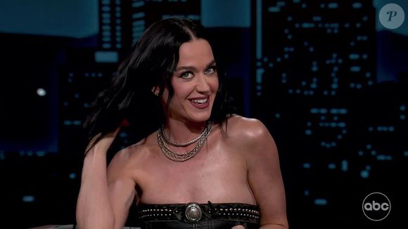 "Je travaille dur pour continuer à vivre ainsi, et je suis plus motivée que jamais à être un exemple pour ma fille, afin de lui montrer que les femmes doivent prendre leur place", a-t-elle ajouté.
Katy Perry sur le plateau de l'émission "Jimmy Kimmel Live!" à Los Angeles, le 30 janvier 2025 © Backgrid UK/ Bestimage