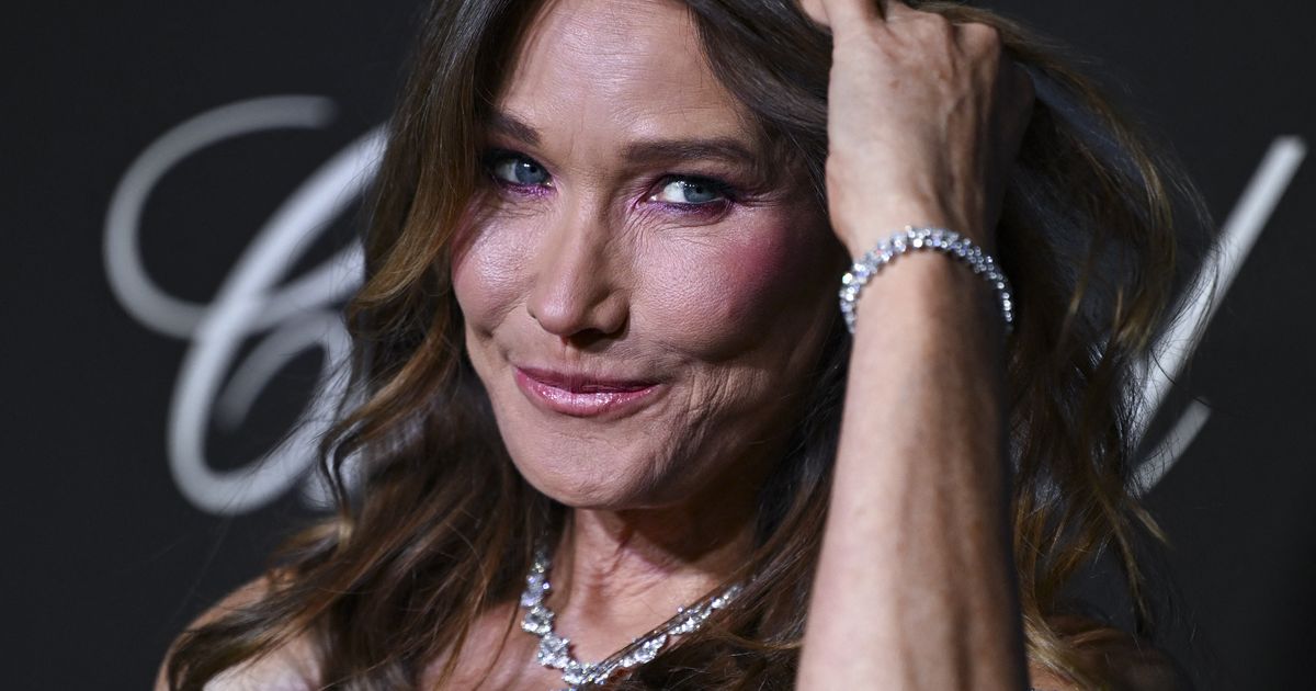 "C'est juste le chaos" : Carla Bruni importunée par des individus sur la plage à Cannes qui l'ont empêchée de chanter