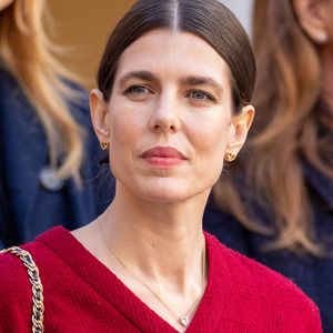 Charlotte Casiraghi - La famille princière monégasque dans la cour d'honneur du palais lors de la la fête nationale à Monaco, le 19 novembre 2023. 
© Olivier Huitel / Pool Monaco / Bestimage