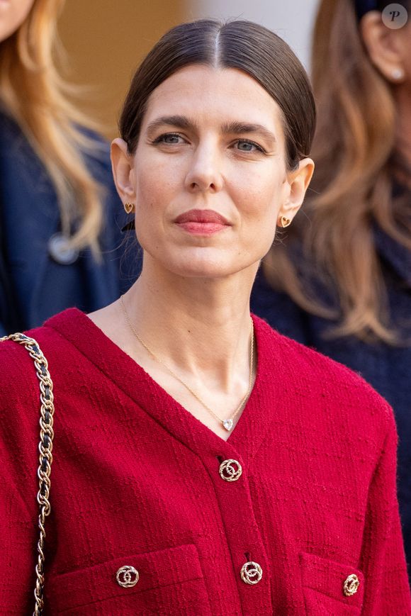 Charlotte Casiraghi - La famille princière monégasque dans la cour d'honneur du palais lors de la la fête nationale à Monaco, le 19 novembre 2023. 
© Olivier Huitel / Pool Monaco / Bestimage