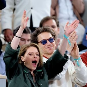 Mélanie Thierry et son compagnon le chanteur Raphaël dans les tribunes lors des Internationaux de France de Tennis de Roland Garros 2025, à Paris, France, le 4 juin 2025. © Jacovides-Moreau/Bestimage