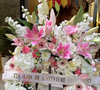 Une couronne de fleurs a particulièrement marqué les esprits.

Capture Instagram - Julie