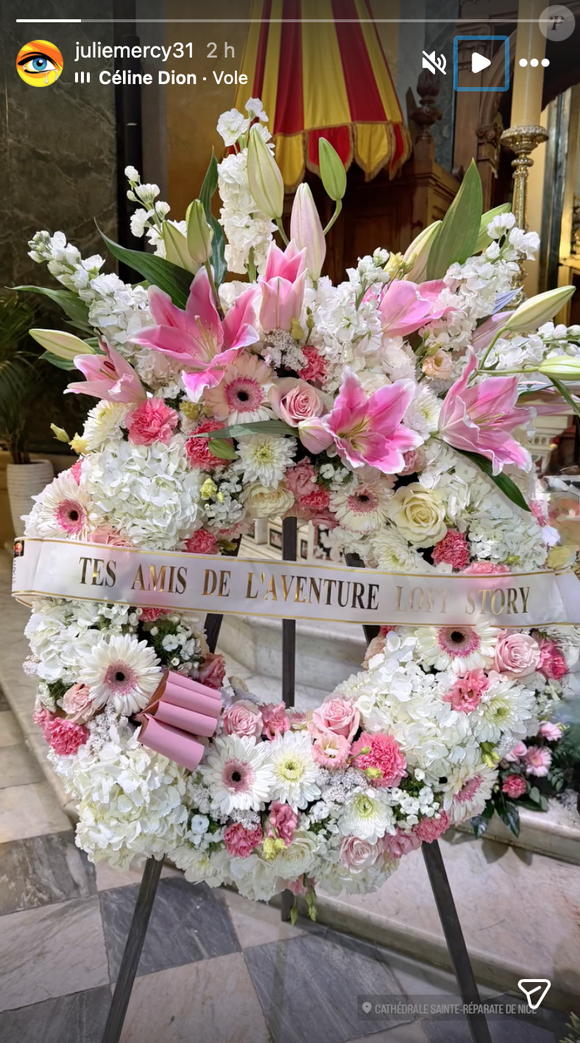 Une couronne de fleurs a particulièrement marqué les esprits.

Capture Instagram - Julie