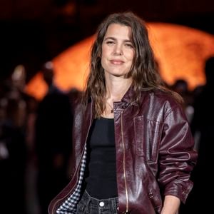 Néanmoins, rien n’indique que Carole Bouquet et Charlotte Casiraghi se soient adressé la parole.

Charlotte Casiraghi – Photo Call  du Défilé de mode Chanel Collection Printemps-Été 2026 dans le cadre de la Fashion Week de Paris, France, le 6 octobre 2025.
 
© Olivier Borde / Bestimage