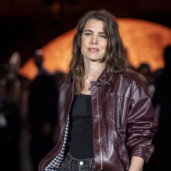 Néanmoins, rien n’indique que Carole Bouquet et Charlotte Casiraghi se soient adressé la parole.

Charlotte Casiraghi – Photo Call  du Défilé de mode Chanel Collection Printemps-Été 2026 dans le cadre de la Fashion Week de Paris, France, le 6 octobre 2025.
 
© Olivier Borde / Bestimage