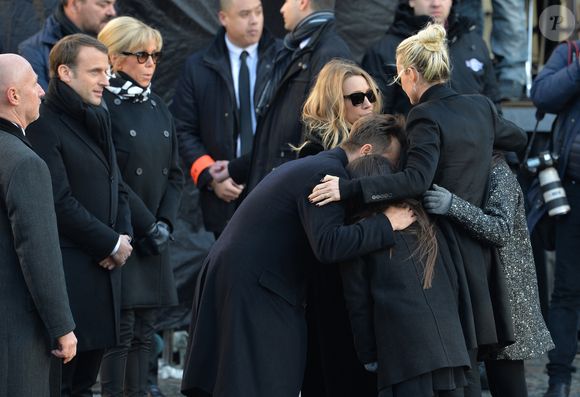 Le président Emmanuel Macron, sa femme Brigitte, Laura Smet, David Hallyday, Laeticia Hallyday et ses filles Joy et Jade - Arrivées des personnalités en l'église de La Madeleine pour les obsèques de Johnny Hallyday à Paris le 8 decembre 2017.
© Veeren/Bestimage