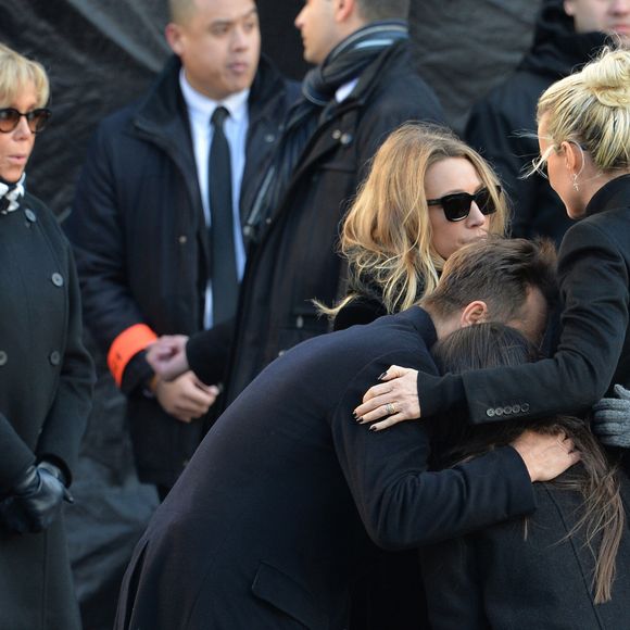 Le président Emmanuel Macron, sa femme Brigitte, Laura Smet, David Hallyday, Laeticia Hallyday et ses filles Joy et Jade - Arrivées des personnalités en l'église de La Madeleine pour les obsèques de Johnny Hallyday à Paris le 8 decembre 2017.
© Veeren/Bestimage