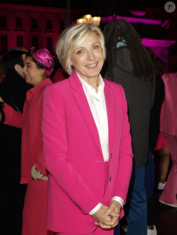 Evelyne Dhéliat - Lancement de la campagne Octobre Rose 2024 sur la Place Vendôme à Paris le 30 septembre 2024, autour d'un spectacle magique et émouvant, mettant en scène des femmes concernées, mis en scène par Amir pour le coup d'envoi de la campagne annuelle de lutte contre les cancers du sein. © Coadic Guirec/Bestimage