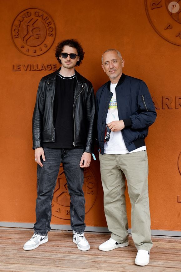 Gad Elmaleh avec son fils Noé au village lors des Internationaux de France de Tennis de Roland Garros 2025, à Paris, France, le 8 juin 2025. © Cyril Moreau/Bestimage