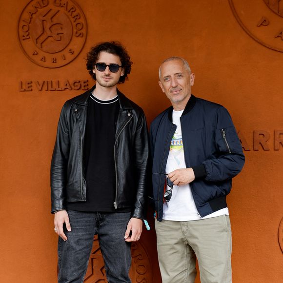 Gad Elmaleh avec son fils Noé au village lors des Internationaux de France de Tennis de Roland Garros 2025, à Paris, France, le 8 juin 2025. © Cyril Moreau/Bestimage
