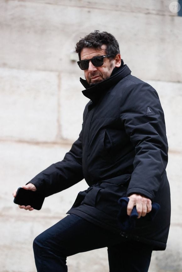 Patrick Bruel - Arrivées aux obsèques de Niels Arestrup à l'Église Saint-Roch à Paris. Le 10 décembre 2024 (Christophe Clovis / Bestimage)