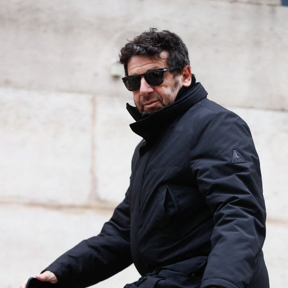 Patrick Bruel - Arrivées aux obsèques de Niels Arestrup à l'Église Saint-Roch à Paris. Le 10 décembre 2024 (Christophe Clovis / Bestimage)