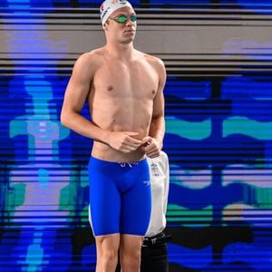 Léon Marchand avant la finale du 200 m papillon lors des Championnats d'Europe de natation, à Saint-Denis le 15 août 2026. © Zuma Press/Bestimage