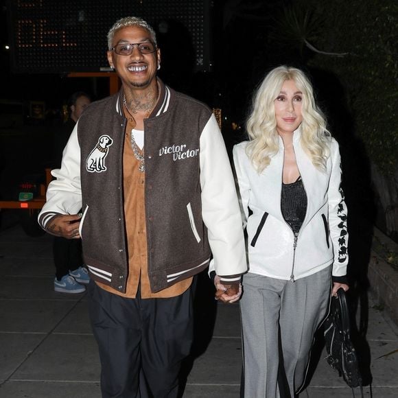 “Le Père-Lachaise est un endroit incroyable, nous y avons passé des heures”, poursuit la chanteuse de 78 ans

Exclusif - La chanteuse Cher et son compagnon Alexander Edwards - Les stars se rendent à une soirée pre-Grammy au restaurant Matsuhisa à Beverly Hills