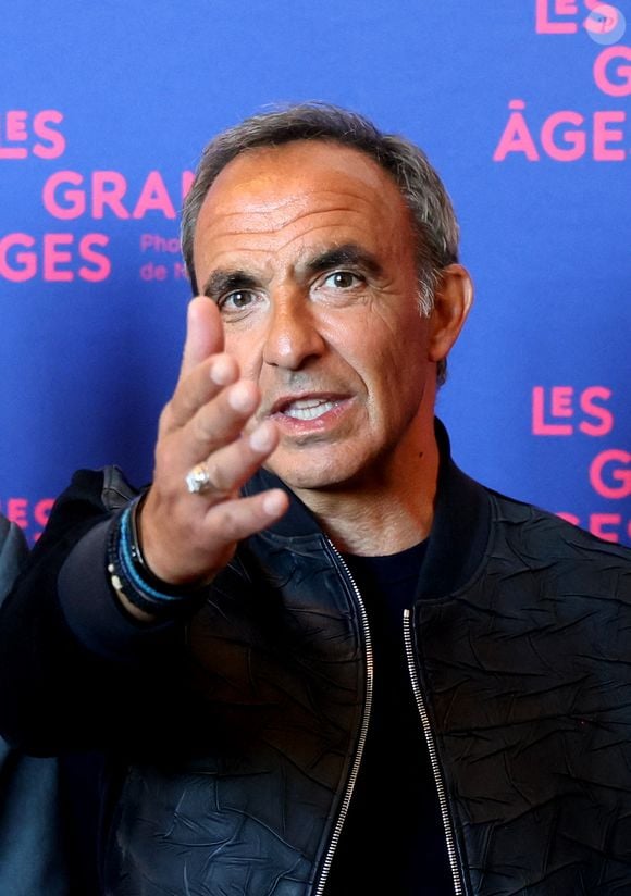L'animateur star Nikos Aliagas a passé une audition à l'aveugle.

Nikos Aliagas - Vernissage de l'exposition "Les grands âges", photographies de Nikos Aliagas au musée de l'Homme à Paris le 7 avril 2026. © Dominique Jacovides/Bestimage