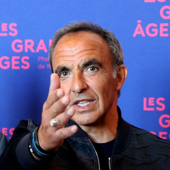 L'animateur star Nikos Aliagas a passé une audition à l'aveugle.

Nikos Aliagas - Vernissage de l'exposition "Les grands âges", photographies de Nikos Aliagas au musée de l'Homme à Paris le 7 avril 2026. © Dominique Jacovides/Bestimage