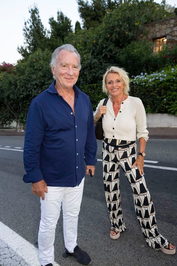 La compagne de William Leymergie s'est en effet saisie de son compte Instagram pour exprimer son enthousiasme à l'idée de rejoindre TF1 le temps de vivre cette belle aventure. 

Exclusif - William Leymergie et sa compagne Sophie Davant - Personnalités à la représentation de la pièce de théâtre "Le jour du kiwi" au Théâtre de Verdure lors du 40ème Festival de Ramatuelle. Le 6 août 2024
© Cyril Bruneau / Festival de Ramatuelle / Bestimage