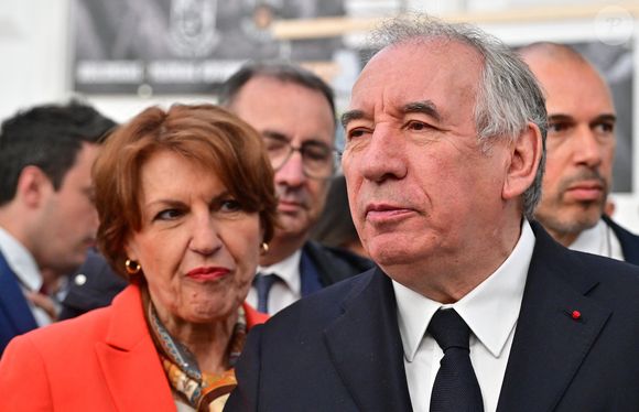 Le Premier ministre François Bayrou et la ministre de l'Agriculture et de la Souveraineté alimentaire Annie Genevard participent au 58ème Salon international des fromages et des vins à Coulommiers, France, le 11 avril 2025. © Christian Liewig/Bestimage