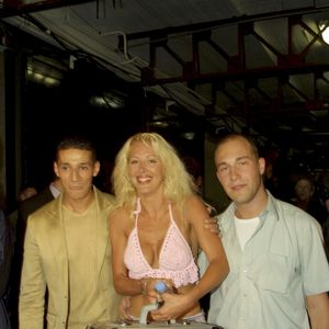Le gagnant de la saison 1 mène aujourd’hui une vie loin des projecteurs.

À la Plaine-Saint-Denis, lors de la finale, sortie des candidats du loft, Aziz, Loana et Christophe - 5 juillet 2001