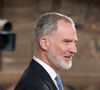 tandis que Felipe continuerait à lui envoyer des messages cinglants, "l'invitant à rester loin de son champ de vision". 

Le roi Felipe VI et le Premier ministre Pedro Sánchez lors de la cérémonie marquant le 40e anniversaire de la signature du traité d'adhésion de l'Espagne aux Communautés européennes le 12 juin 2025.
