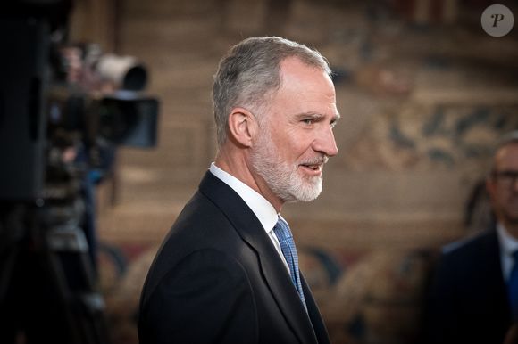tandis que Felipe continuerait à lui envoyer des messages cinglants, "l'invitant à rester loin de son champ de vision". 

Le roi Felipe VI et le Premier ministre Pedro Sánchez lors de la cérémonie marquant le 40e anniversaire de la signature du traité d'adhésion de l'Espagne aux Communautés européennes le 12 juin 2025.