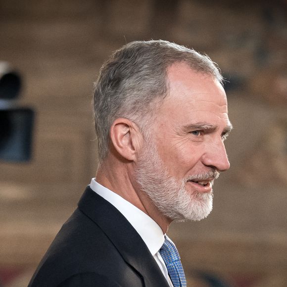 tandis que Felipe continuerait à lui envoyer des messages cinglants, "l'invitant à rester loin de son champ de vision". 

Le roi Felipe VI et le Premier ministre Pedro Sánchez lors de la cérémonie marquant le 40e anniversaire de la signature du traité d'adhésion de l'Espagne aux Communautés européennes le 12 juin 2025.