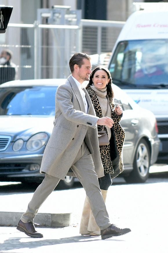 Exclusif - Capucine Anav et son compagnon Victor sont allés choisir leurs alliances pour leur futur mariage, à la bijouterie Galeries Lafayette - Royal Quartz Paris rue Royal à Paris, France, le 7 février 2022. © Agence / Bestimage