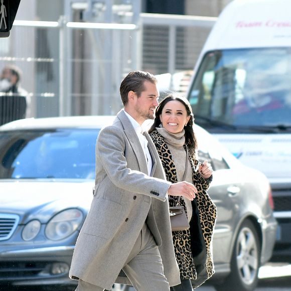 Exclusif - Capucine Anav et son compagnon Victor sont allés choisir leurs alliances pour leur futur mariage, à la bijouterie Galeries Lafayette - Royal Quartz Paris rue Royal à Paris, France, le 7 février 2022. © Agence / Bestimage