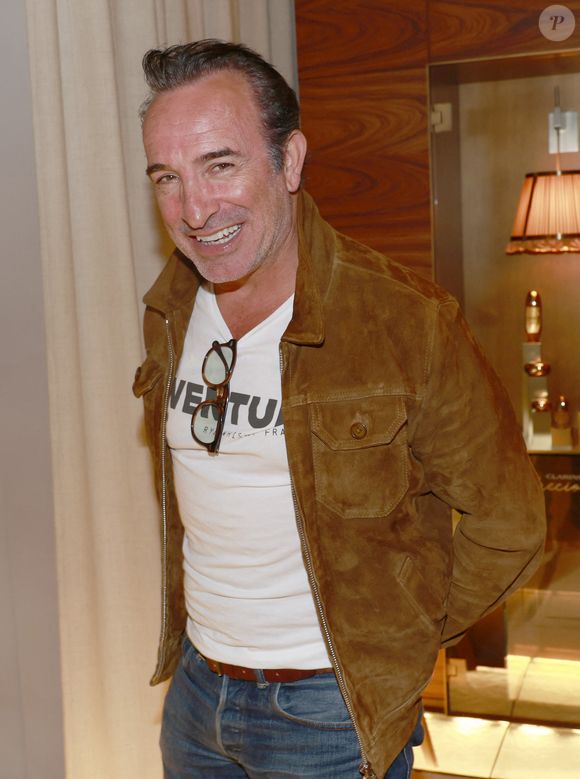 Jean Dujardin - Vernissage de l'exposition photos et du livre "La Boxe fait son cinéma" à l’hôtel Brach à Paris le 23 Septembre 2025. Ces clichés rendent hommage à plus de cinquante acteurs immortalisés dans des scènes où le noble art rencontre le 7ème art. © Christophe Aubert via Bestimage