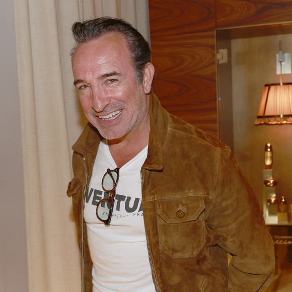 Jean Dujardin - Vernissage de l'exposition photos et du livre "La Boxe fait son cinéma" à l’hôtel Brach à Paris le 23 Septembre 2025. Ces clichés rendent hommage à plus de cinquante acteurs immortalisés dans des scènes où le noble art rencontre le 7ème art. © Christophe Aubert via Bestimage