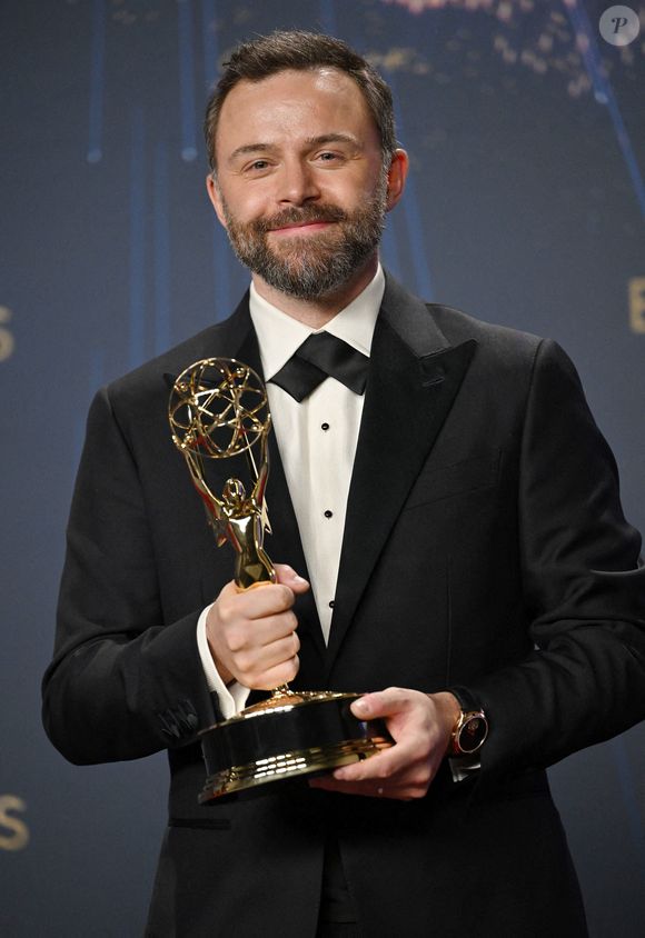 Philip Barantini tient l'Emmy de la meilleure réalisation pour une série ou un film limité ou d'anthologie pour "Adolescence", dans les coulisses de la 77e cérémonie annuelle des Primetime Emmy Awards au Peacock Theater à Los Angeles, le dimanche 14 septembre 2025. Photo par Chris Chew/UPI/ABACAPRESS.COM.