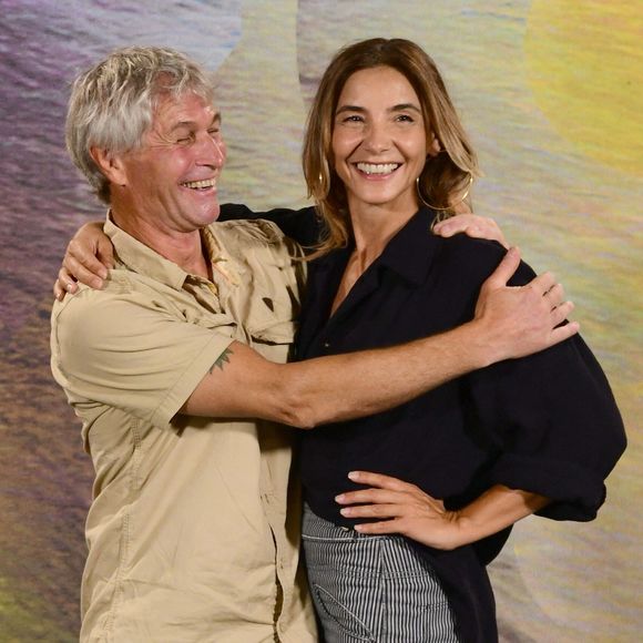 Bernard Stamm et Clotilde Courau - Photocall du film suisse "Le Lac" lors du 78ème Festival international du film de Locarno, le 14 août 2025. Non seulement c'est le seul long métrage helvétique en compétition mais c'est également le premier film du Romand F.Aragno. C.Courau y partage l'affiche avec le navigateur B.Stamm, tourné sur les eaux du lac Léman. 
© Romain Doucelin / Bestimage
