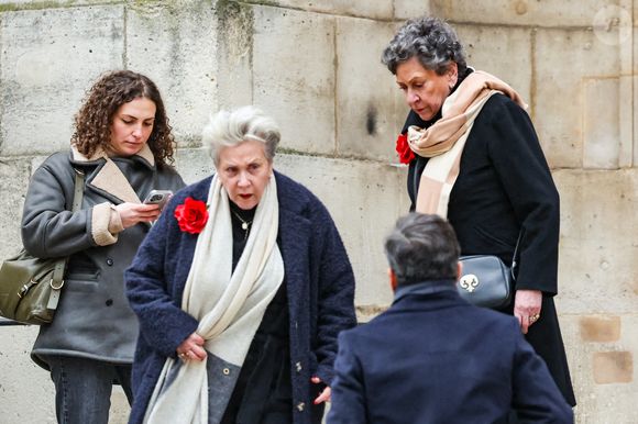 Françoise Laborde et Geneviève Laborde, les soeurs de la défunte - Arrivées aux obsèques de C.Laborde en l’église Saint-Roch à Paris, le 6 février 2025. Décédée le 28 janvier 2025 à l'âge de 73 ans, l'ancienne présentatrice météo de TF1 (1988 - 2017) était atteinte de la maladie neurodégénérative à corps de Lewy. 
© Jacovides - Moreau / Bestimage