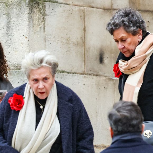Françoise Laborde et Geneviève Laborde, les soeurs de la défunte - Arrivées aux obsèques de C.Laborde en l’église Saint-Roch à Paris, le 6 février 2025. Décédée le 28 janvier 2025 à l'âge de 73 ans, l'ancienne présentatrice météo de TF1 (1988 - 2017) était atteinte de la maladie neurodégénérative à corps de Lewy. 
© Jacovides - Moreau / Bestimage