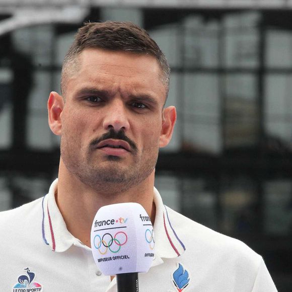 “J’ai déjà roulé très vite sur la route”, lance-t-il d'emblée, avant de confier être déjà monté à 295 km/h

Florent Manaudou, Melina Robert-Michon, David Lappartient, Nathalie Pechalat lors du relais de la Flamme Olympique au Club France à Paris, le 26 juillet 2024.