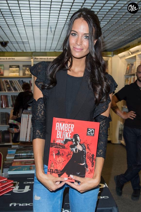 Exclusif -  Jade Lagardère (Jade Foret)  en séance de dédicaces à la Fnac des Ternes pour sa BD "Amber Blake" , à Paris le 24 juin 2017. 
© Pierre Perusseau / Bestimage