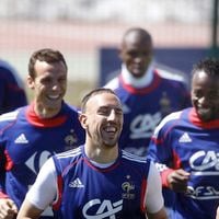 "Je n'en ai jamais trop parlé" : Cet ancien joueur de l'Equipe de France de football, devenu commentateur, a failli perdre une jambe