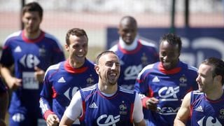 "Je n'en ai jamais trop parlé" : Cet ancien joueur de l'Equipe de France de football, devenu commentateur, a failli perdre une jambe