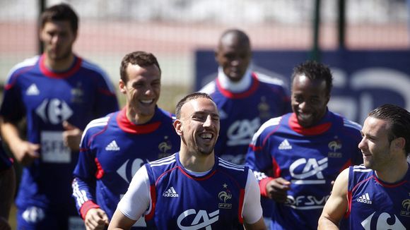 "Je n'en ai jamais trop parlé" : Cet ancien joueur de l'Equipe de France de football, devenu commentateur, a failli perdre une jambe