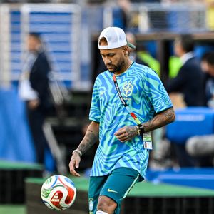 À l'inverse, la tunique portée lors de l'élimination face à la Croatie en 2022 reste pour le capitaine brésilien la pièce la plus douloureuse de cette exposition.

13 juin 2026, East Rutherford (New Jersey, États-Unis) – Neymar, du Brésil, contrôle le ballon avant le match de phase de groupes de la Coupe du monde 2026 entre le Brésil et le Maroc au New York New Jersey Stadium, à East Rutherford, le 13 juin 2026.

(Crédit photo : © Andre Ricardo / Sport Press Photo via ZUMA Press / Bestimage)