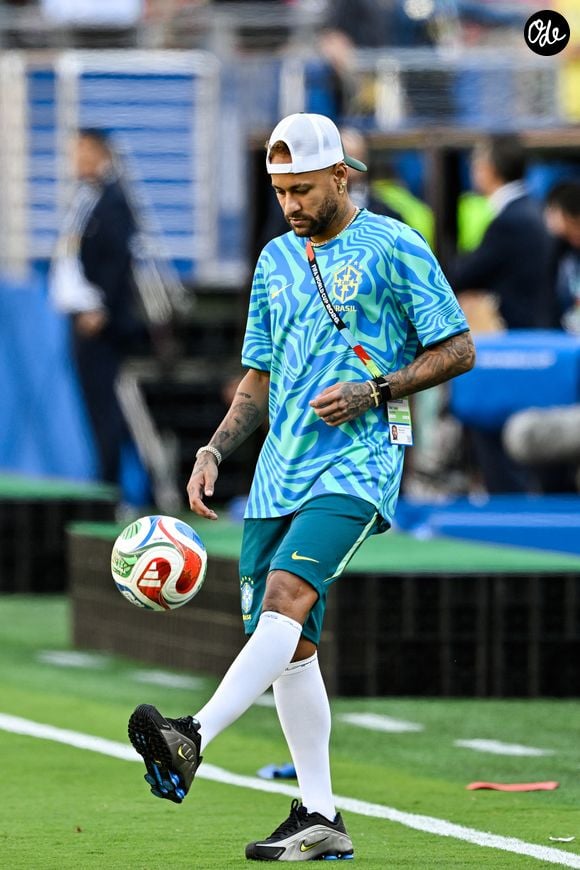 À l'inverse, la tunique portée lors de l'élimination face à la Croatie en 2022 reste pour le capitaine brésilien la pièce la plus douloureuse de cette exposition.

13 juin 2026, East Rutherford (New Jersey, États-Unis) – Neymar, du Brésil, contrôle le ballon avant le match de phase de groupes de la Coupe du monde 2026 entre le Brésil et le Maroc au New York New Jersey Stadium, à East Rutherford, le 13 juin 2026.

(Crédit photo : © Andre Ricardo / Sport Press Photo via ZUMA Press / Bestimage)